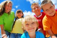 嬰兒打嗝平躺還是側躺好？抱起來喂點水才最推薦